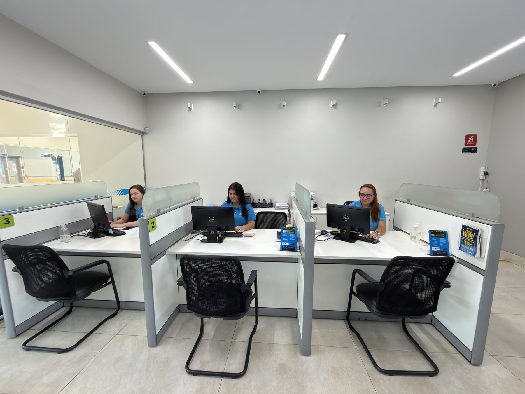 Consultoras da recepção atendendo nas estações de trabalho da oficina